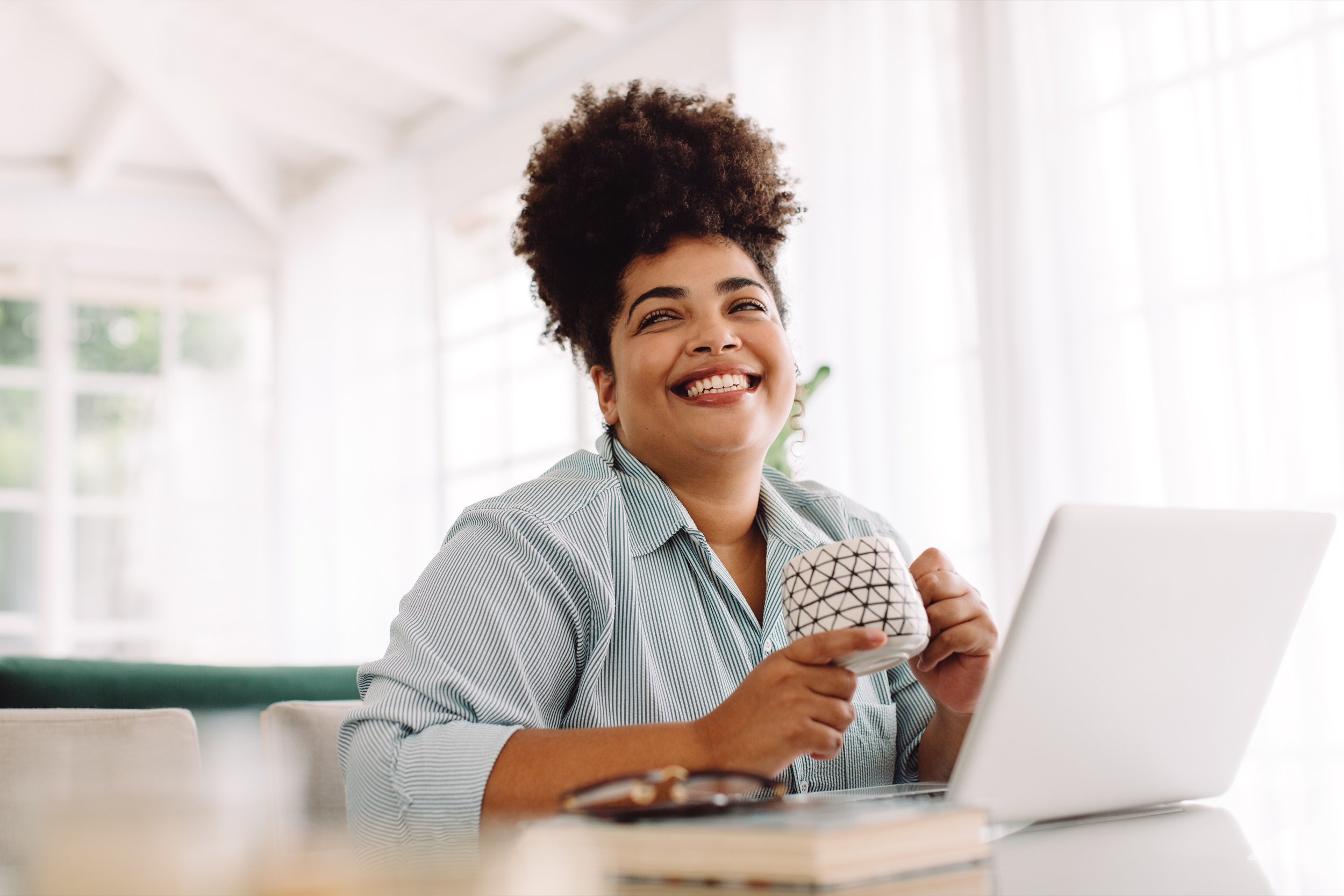 Women sitting smiling with her laptop
